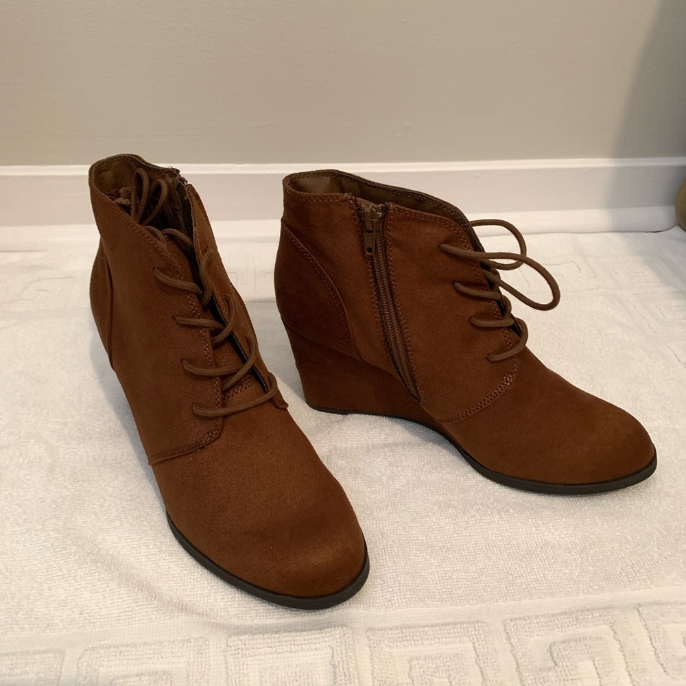American Pie brand new size 9 1/2 brown suede shoe boot